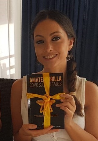 ESTHER LÓPEZ POU. AUTORA DE LA TRILOGÍA VIBRA Y BRILLA Y MAESTRA